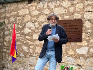 Julio Fernández, presidente de la Asociación Memoria y Justicia de Salamanca durante el homenaje en la tapia del cementerio a los 15 fusilados de 1936 en Salamanca | Salamanca24horas