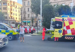 El conductor de un patinete es arrollado por un turismo en la plaza de España