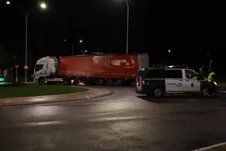 Remolque volcado en el polígono El Montalvo