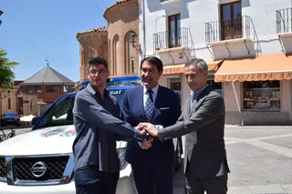 La Junta entrega un nuevo vehículo a la Asociación de Policía Local Alba-Terradillos