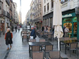Fotodenuncia de la falta de espacio peatonal en la Rúa Mayor Ciudadanos por la Defensa del Patrimonio en Salamanca
