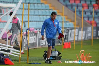 Rafa Dueñas, en un entrenamiento en el estadio Helmántico.