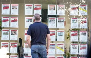 Un hombre frente a una inmobiliaria. Foto ICAL