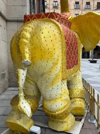 Aparece rota la cola del elefante de Oriente de la palza del Mercado por segunda vez en lo que llevamos de Navidad