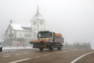 La nieve caída durante la noche no impide el paso de vehículos por el Puerto de Pajares - Peio García (ICAL)