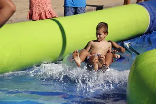 Juegos de agua en el parque ciudad de los Niños y piscinas.