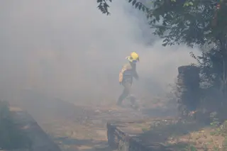 Un bombero en el incendio en la Isla de Garcilaso (Alba de Tormes)