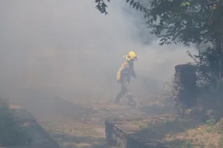 Un bombero en el incendio en la Isla de Garcilaso (Alba de Tormes)