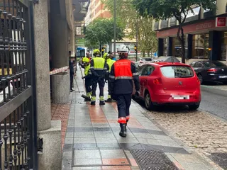 GALERÍA | Los Bomberos acuden a la calle Valencia por el desprendimiento de cascotes de un edificio