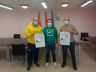 El concejal de deportes, Zeus Peña Vicente, el alcalde Celso García y Ramiro Morán Vicente, pte. del Club Deportivo La Armuña