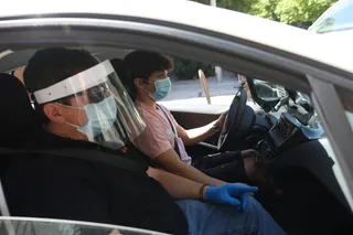 Un profesor de autoescuela y su alumno en una clase práctica en la 'nueva normalidad' tras la pandemia