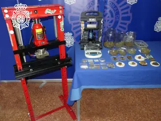 Material incautado en un fumadero del centro de Salamanca