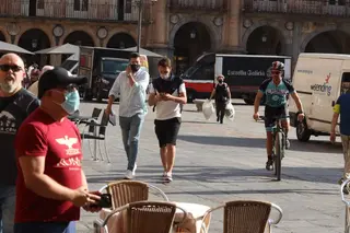 Paseo, carga y descarga, Plaza Mayor, salmantinos, turistas