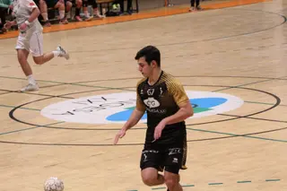 Sergio Nicolás de la Cruz, en un partido del Balonmano Salamanca.