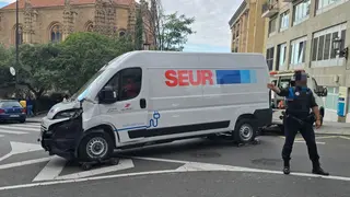 Un herido tras el choque de una furgoneta contra un muro en la cuesta de Sancti-Spíritus 