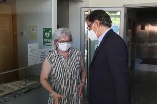 El alcalde de Salamanca, Carlos García Carbayo, visita el Centro Municipal de Mayores Tierra Charra con motivo del Día de los Abuelos.