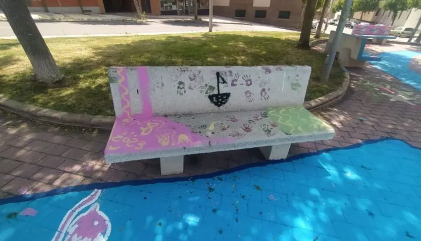 Pintura en el mobiliario urbano del bulevar del Padre Enrique Basabe (3)