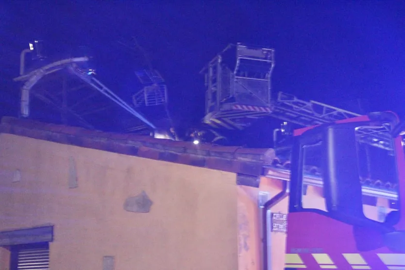 Incendio en una vivienda de madera en Morille