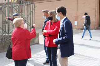 José Luis Mateos y María García, concejales del PSOE, intercambian opiniones con los vecinos de Pizarrales frente al centro de salud del barrio (4)