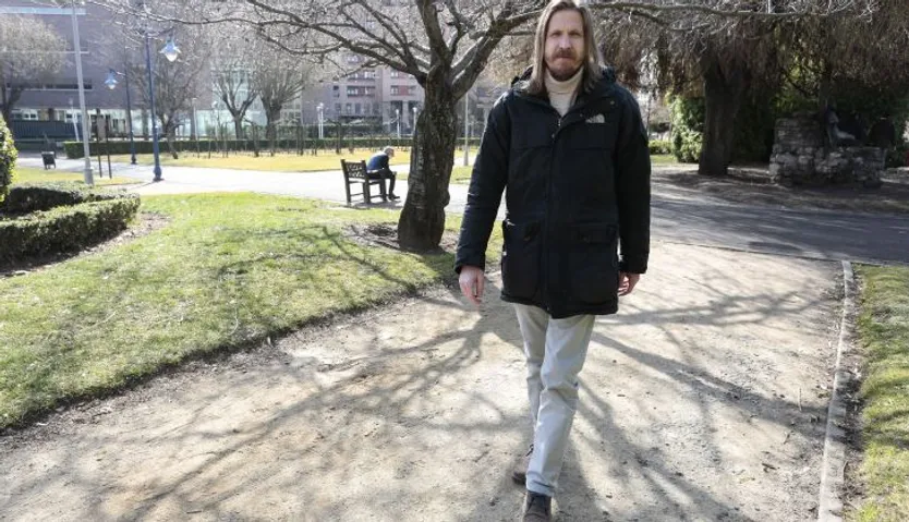 El candidato a la presidencia de la Junta de Unidas Podemos, Pablo Fernández, disfruta de la jornada de reflexión en la capital leonesa