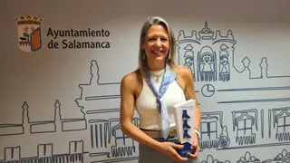 Maria Jose Coca triple pajarita azul