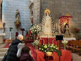 Numerosos fieles y devotos a la imagen de la Soledad participaron en el besamos