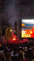 La Policía propone para sanción a un joven por encender una bengala en la Plaza Mayor durante la final del Mundial