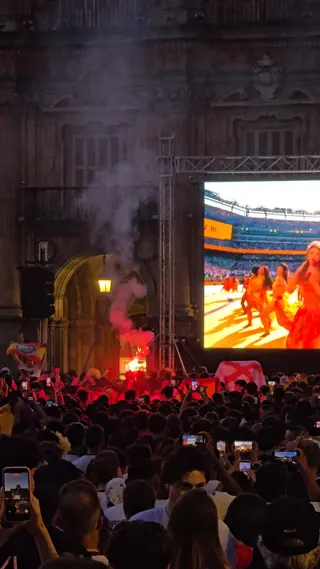 La Policía propone para sanción a un joven por encender una bengala en la Plaza Mayor durante la final del Mundial