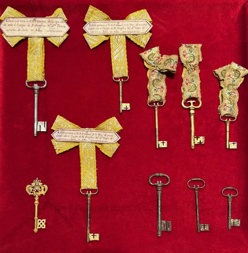 Inicio de la última fase del estudio del sepulcro de Santa Teresa de Jesús. Llaves del sepulcro