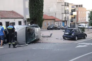 Aparatoso accidente con un vehículo volcado en la calle Licenciado Vidriera