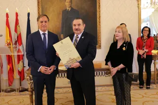 El alcalde de Salamanca entrega el título de Huésped Distinguido al presidente de la Asociación Hispana de Universidades, Antonio R. Flores. Foto @CGCarbayo