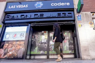 Una mujer se para en un salón de juegos.