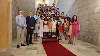 El alcalde de Salamanca, Carlos García Carbayo, recibe a los niños saharauis