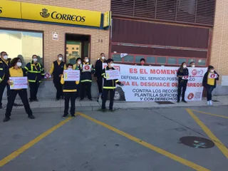 Los trabajadores de Correos se manifiestan contra "el desguace de la mayor empresa pública del país"
