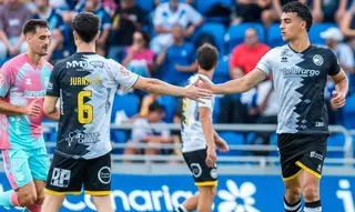 Juanje y Gorjón chocan las manos ante el Tenerife | FOTO UNIONISTAS CF