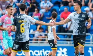 Juanje y Gorjón chocan las manos ante el Tenerife | FOTO UNIONISTAS CF