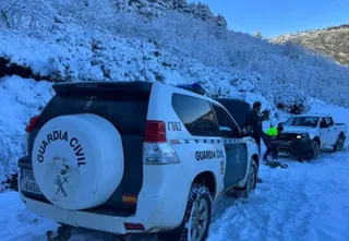 Vehículo atrapado en la nieve en Candelario | Guardia Civil de Salamanca (@guardia_civil_salamanca)