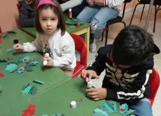 Un taller de adornos de acebos para niños en Terradillos (1)