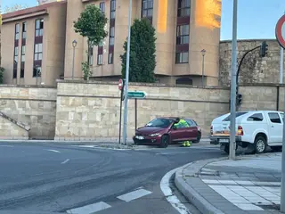 Imagen del vehículo siniestrado que ha sido abandonado por su conductor