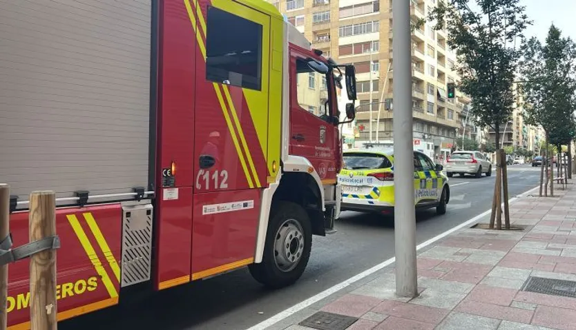 Los bomberos intervienen en el Paseo Canalejas por el incendio de una freidora