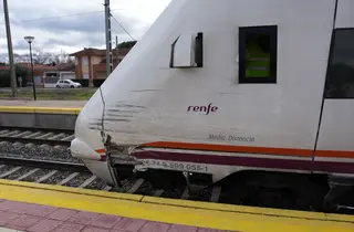 Un tren de media distancia entre Puebla y Valladolid arrolla "levemente" a un camión que hacia trabajos en un paso a nivel entre Pozaldez y Valdestillas | R, Valtero