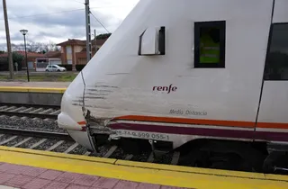 Un tren de media distancia entre Puebla y Valladolid arrolla "levemente" a un camión que hacia trabajos en un paso a nivel entre Pozaldez y Valdestillas | R, Valtero