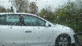 Coche con lluvia