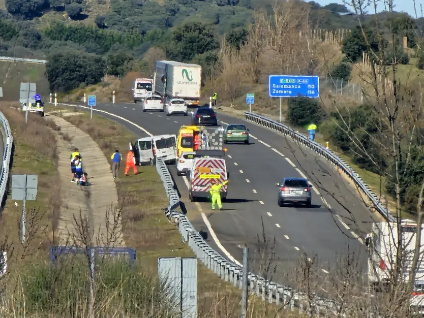 Accidente entre una furgoneta y un camión en la A-66