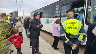 Pasajeros del autobús siniestrado, momento en el que les recogía otro vehículo para trasladarles hasta Alba de Tormes