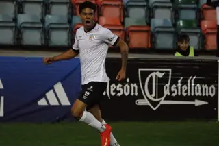 Óscar León celebra uno de sus goles en el Helmántico.