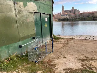 La nueva estampa que puedes fotografiar en Salamanca, con la Catedral de fondo, el río Tormes y un carro de supermercado robado en primer plano