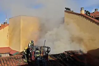Un incendio en un local de hostelería de la calle Cervantes de León provoca una enorme columna de humo