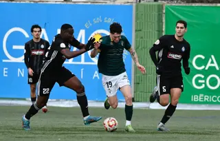 Izan Gutiérrez conduce el balón ante el Llanera | FOTO CD GUIJUELO