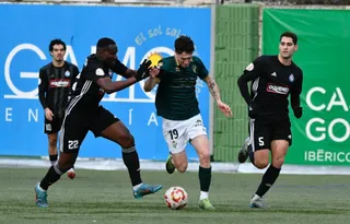 Izan Gutiérrez conduce el balón ante el Llanera | FOTO CD GUIJUELO